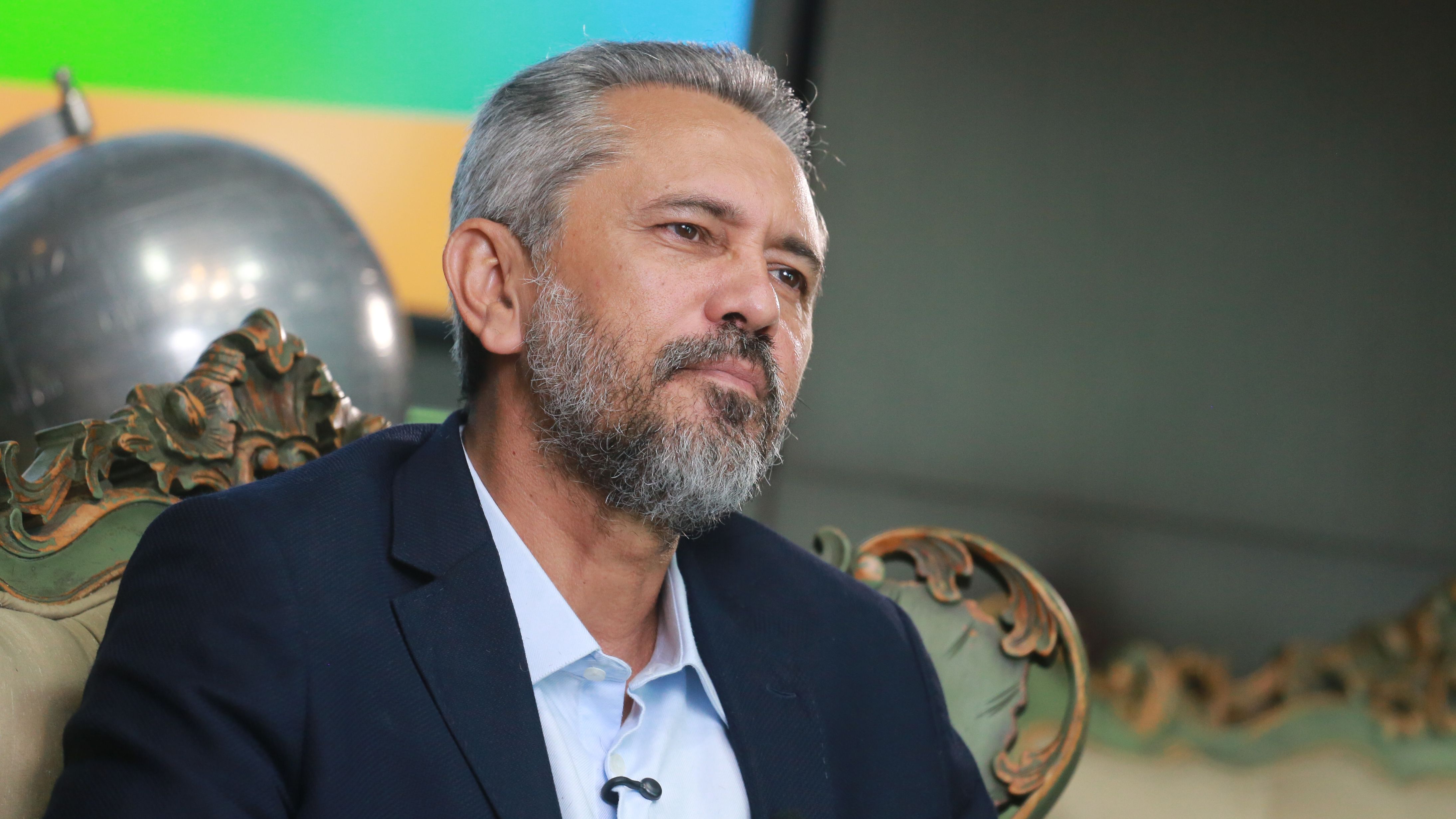 Nascido em Baturité, em 1970, filho do agricultor Francisco Feitosa e da professora Elma de Freitas, a trajetória de Elmano se entrelaça com a história política recente de Fortaleza e do Ceará